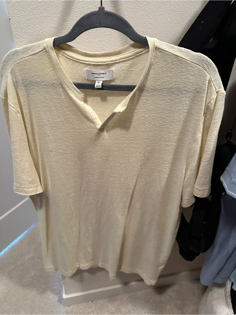 Banana Republic Men's butter yellow Short-Sleeve Notch Neck Shirt. XLT. NWOT